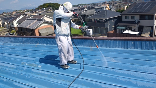 鈴鹿市の事務所・倉庫 折板屋根の高圧洗浄作業｜ペイントホームズ鈴鹿店