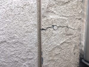 外壁に発生したひび割れ(クラック)|鈴鹿市U様邸の劣化診断