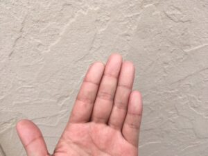 外壁に触れると白い粉が付着するチョーキング症状|鈴鹿市U様邸
