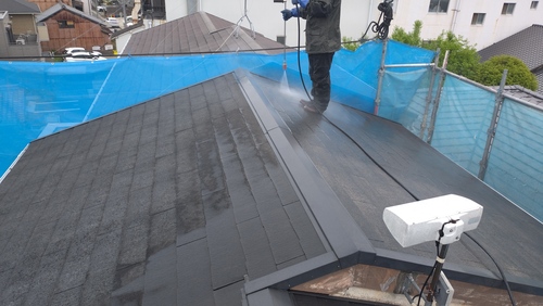 鈴鹿市N様邸 屋根塗装工事 屋根全体を高圧洗浄している様子